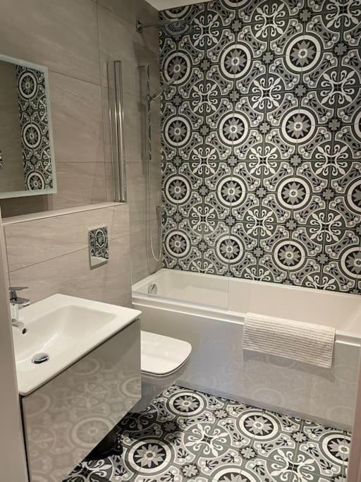 Boutique Luxury Apartment, High St, 헨리인아덴 외부 사진